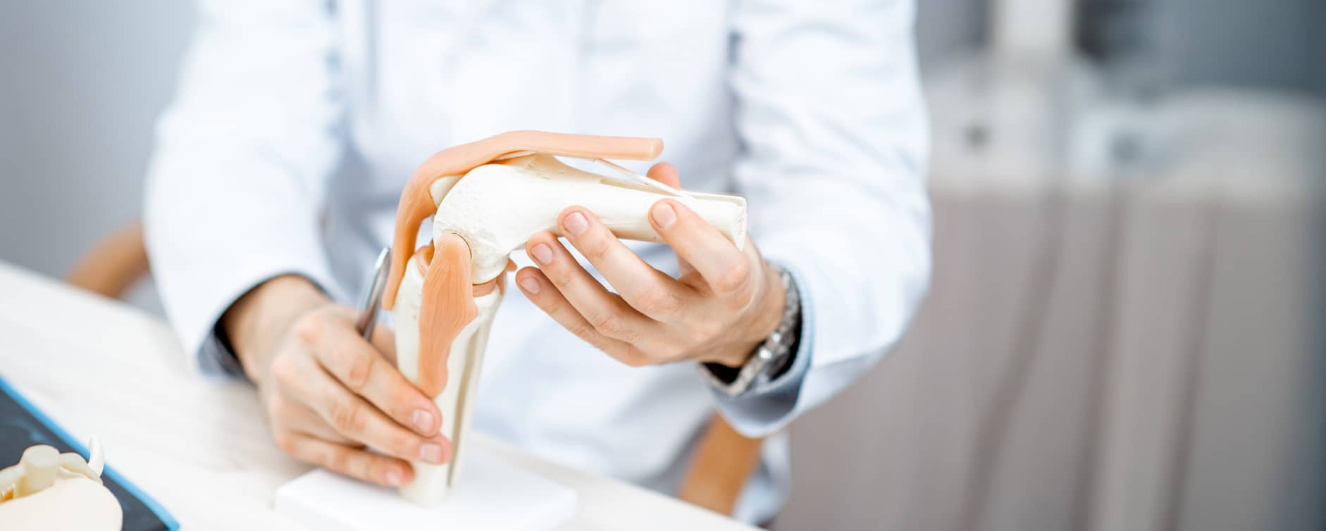 変形性膝関節症の診察、外来治療、手術、術後リハビリテーションまでお任せください